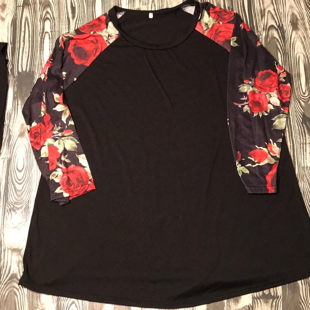 Floral print 3/4 length sleeve on black top